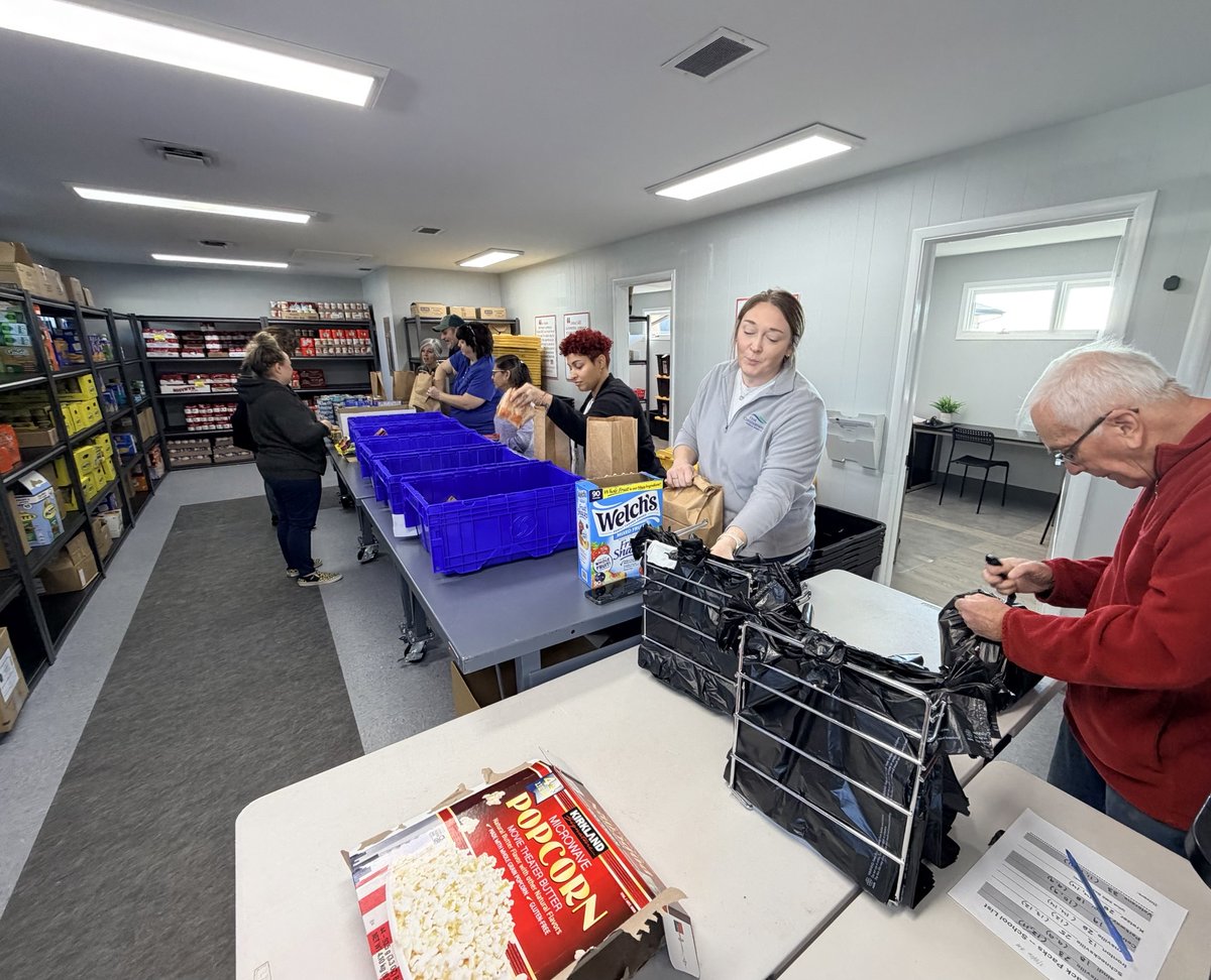 💙🙌 Huge THANK YOU to First Commonwealth Federal Credit Union! 🙌💙 Their amazing team joined us for our Snack Packing event, toured the Pantry, and packed snacks for local kids. Thanks to their energy and teamwork, hundreds of snack packs are headed to students in need! 💛📦🥨