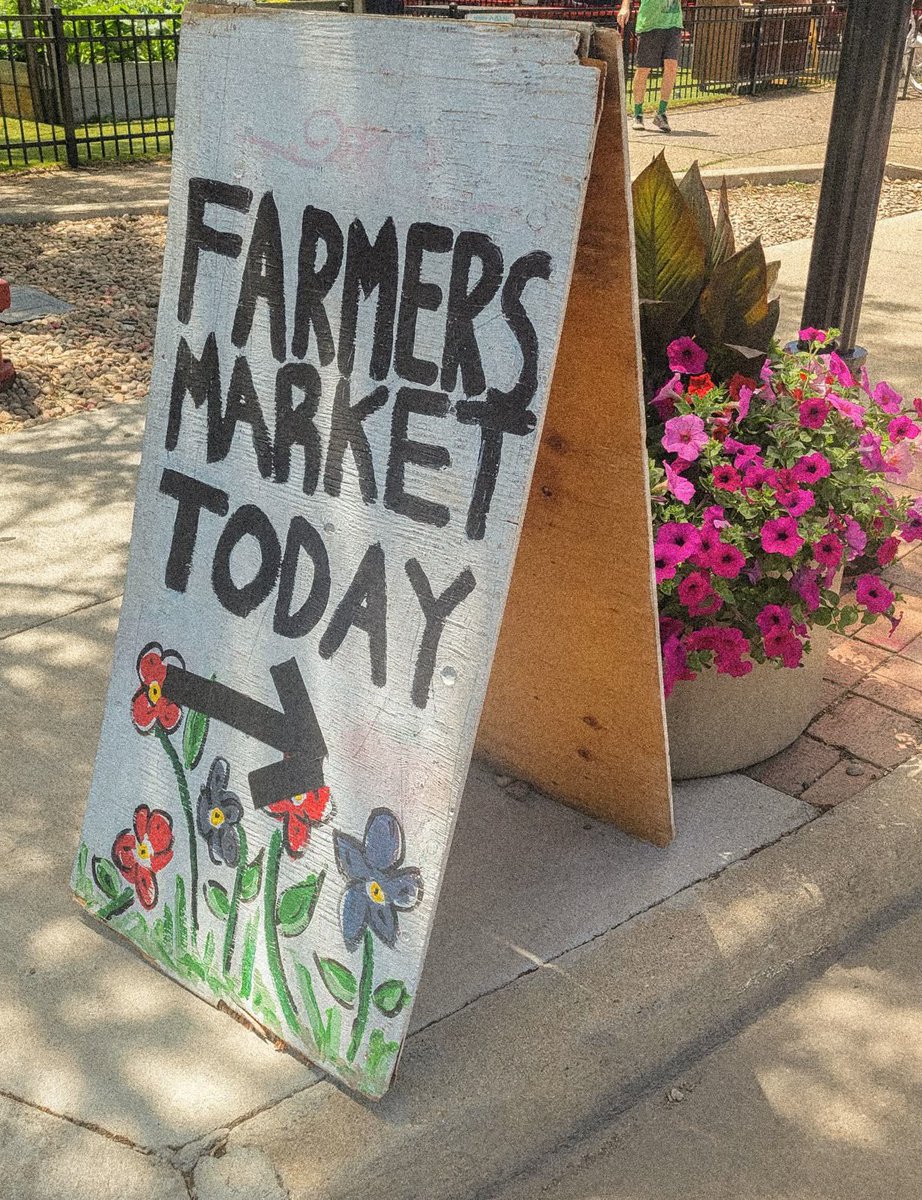 ohnosheknows's tweet photo. flowers, books, farmers markets, and coffee https://t.co/wkS7HKgRXw