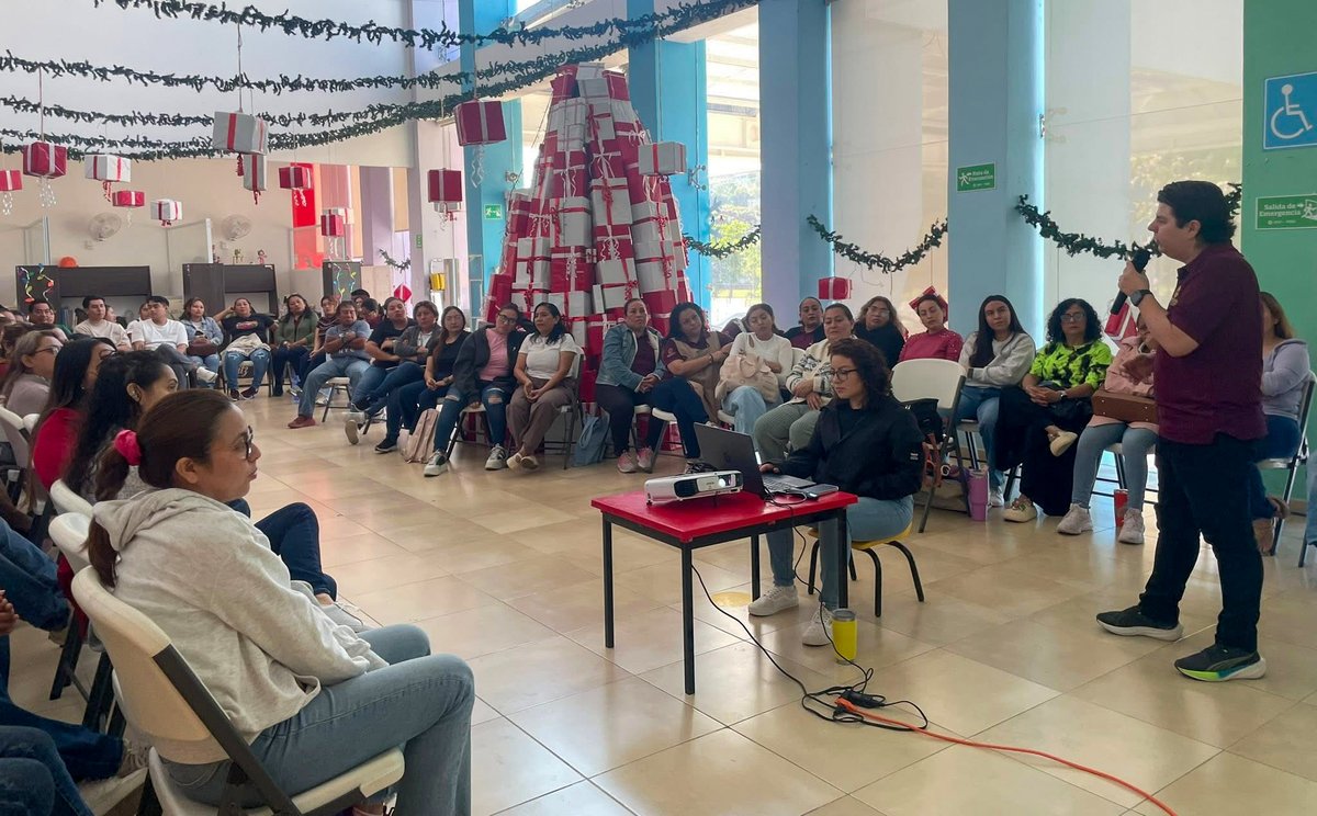 Issstecam's tweet image. El personal del CENDI ISSSTECAM inició labores con taller “Construyendo un ambiente laboral saludable. Una mirada colectiva y personal”, impartido por el Psic. Alfredo d’Argance Pérez, con el objetivo de fortalecer el bienestar y la convivencia en el entorno de trabajo.