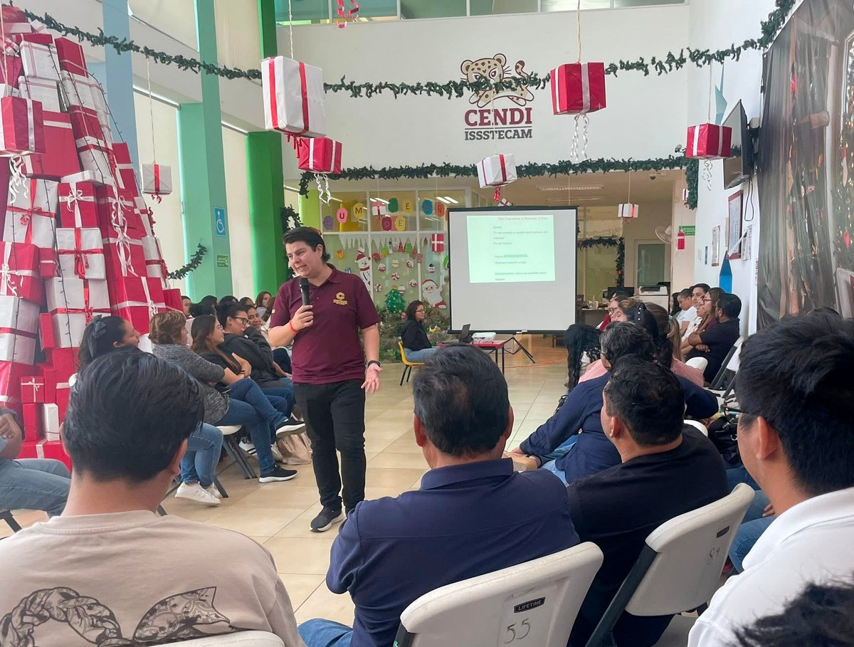Issstecam's tweet image. El personal del CENDI ISSSTECAM inició labores con taller “Construyendo un ambiente laboral saludable. Una mirada colectiva y personal”, impartido por el Psic. Alfredo d’Argance Pérez, con el objetivo de fortalecer el bienestar y la convivencia en el entorno de trabajo.