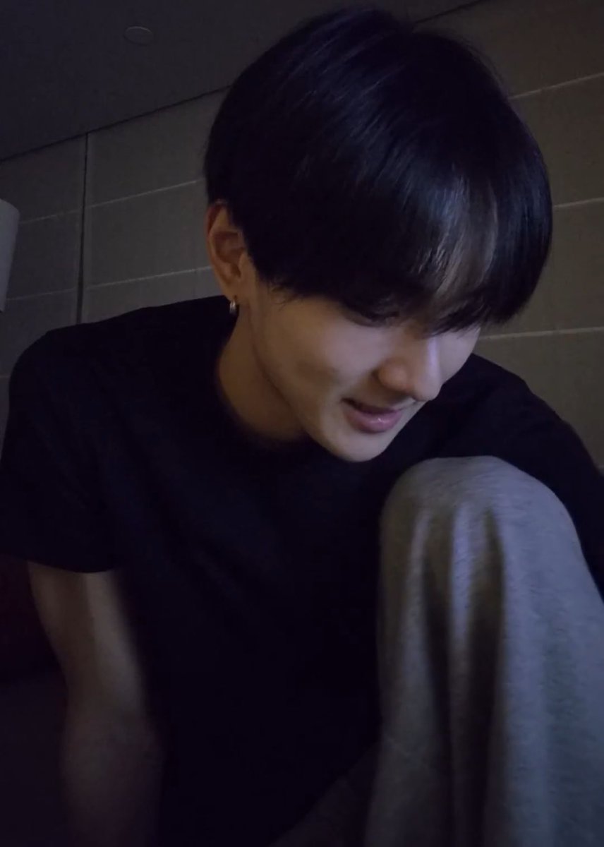 tteominee's tweet image. 아시발……………………………….