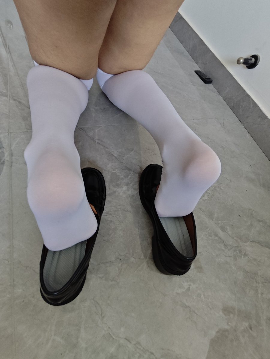 TianXiu42947's tweet photo. 妈妈说夏天不能吃雪糕对胃不好，那冬天吃雪糕我觉得对吧唧好~
＃男娘 ＃伪娘 ＃原味 ＃白丝 ＃femboy https://t.co/Jn0roZ4L3T