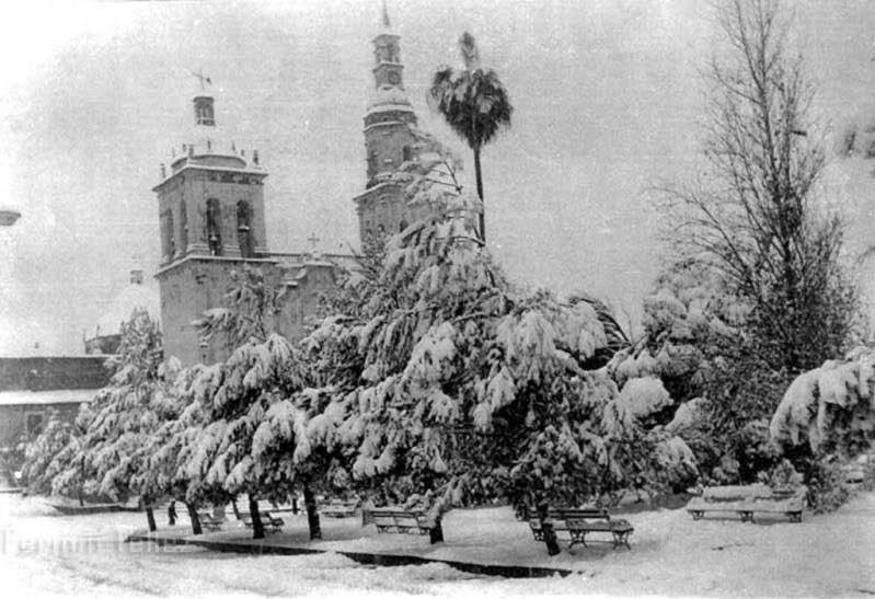 davidfaz's tweet photo. 🌨❄️☃️ Se cumplen 59 años de la histórica nevada del 9 de enero de 1967 en #Monterrey, cambiando el rostro de la ciudad en aquel entonces.

Esa mañana del 9 de enero cayeron ¡hasta 50 cm de nieve!

@gamavisionmx https://t.co/kuiFu1X6oB