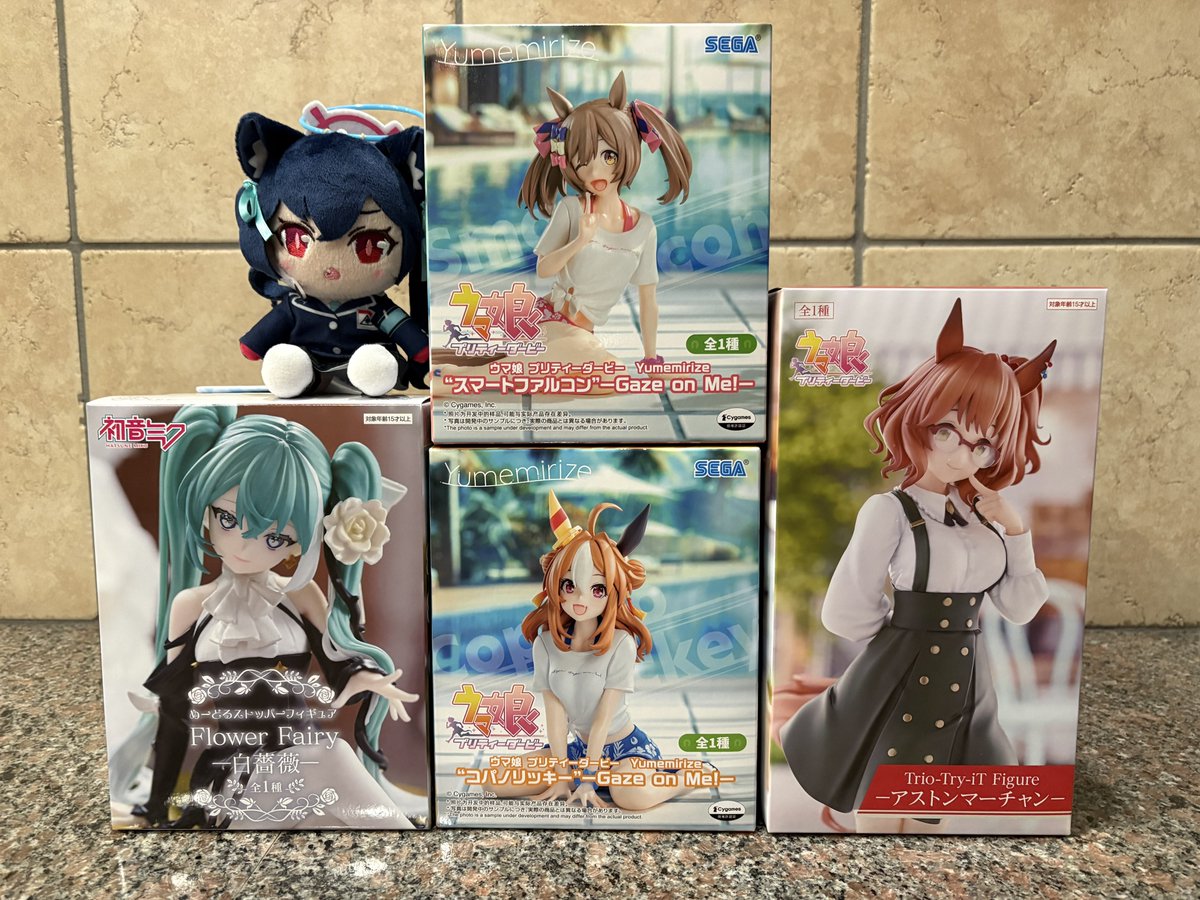 今日のプライズ。初音ミクだけアシスト。ウマ娘のフィギュアは単価1000
