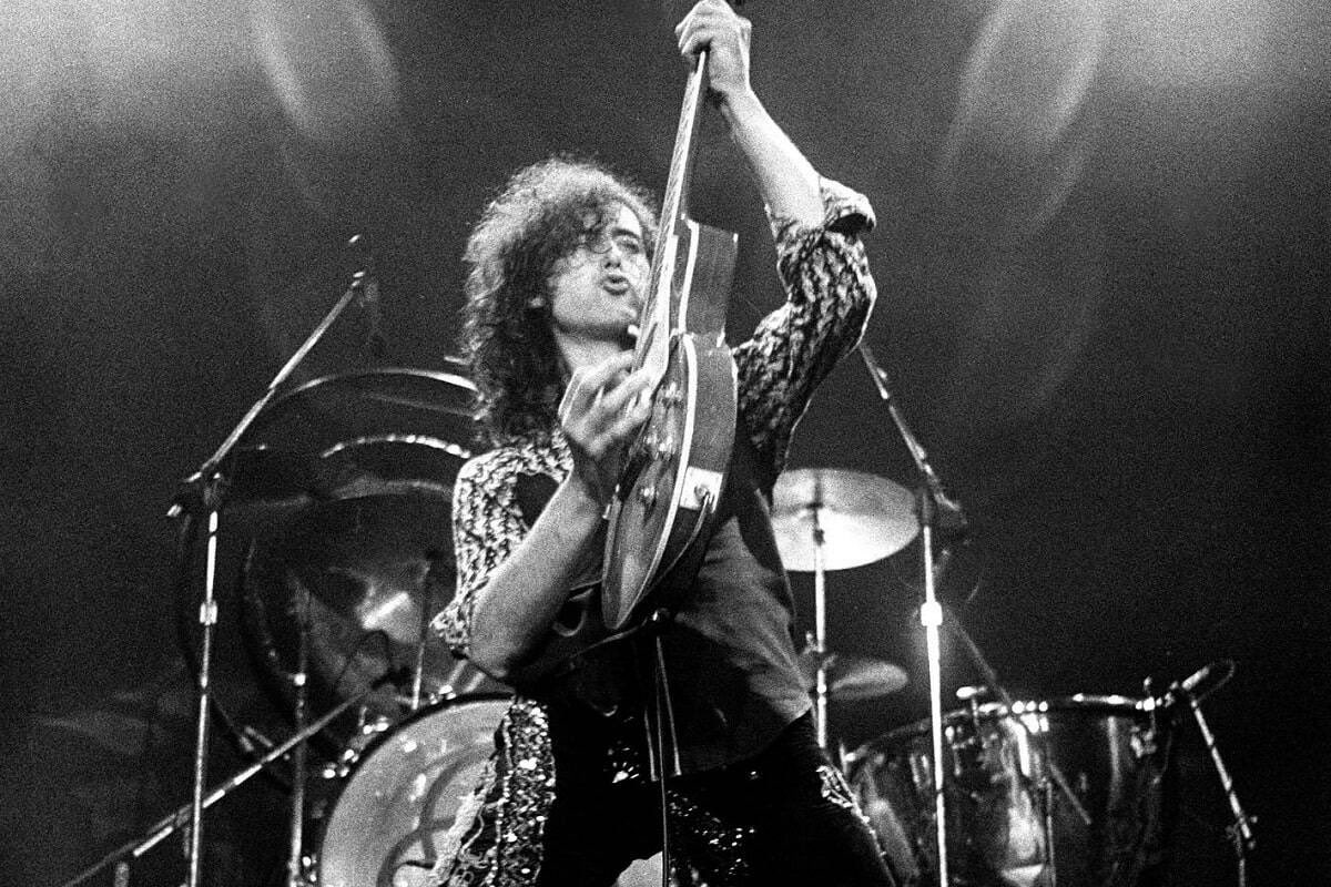 1944 – Nace Jimmy Page en Heston, Inglaterra.
Guitarrista, productor y fundador de Led Zeppelin, es una de las figuras más influyentes en la historia del rock. Su estilo, riffs y exploración sonora definieron el hard rock y sentaron bases del heavy metal.