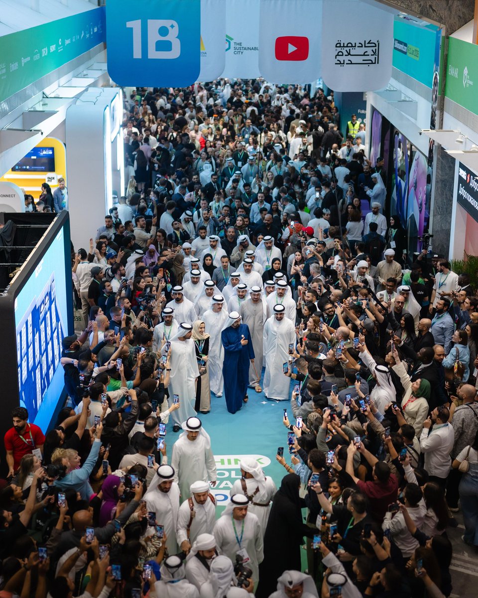 HHShkMohd's tweet image. شهدت اليوم جانباً من فعاليات قمة المليار متابع التي يشارك فيها 30 ألف صانع محتوى .. 

نرحب بهم في دولة الإمارات .. 
ونقول لهم .. صناعة المحتوى رسالة ومسؤولية  .. صناعة نحرك بها مجتمعاتنا نحو الأفضل .. ونلهم من خلالها الأجيال .. ونصنع بها فرص الاقتصاد .. ونغير من خلالها مستقبلنا…