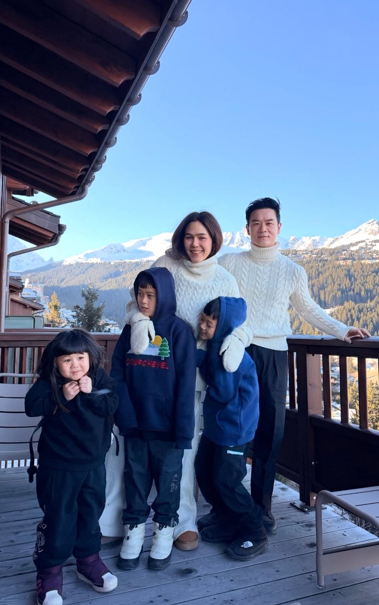 jsmtjyygyjbbjb's tweet image. แม่เป็นซุปตาร์ พ่อเป็นหนุ่มโรงงานทายาทมหาเศรษฐี มีพี่ชายฝาแฝด ส่วนลูกสาวคนเล็กเป็นซีอีโอ มีบริษัทเป็นของตัวเอง