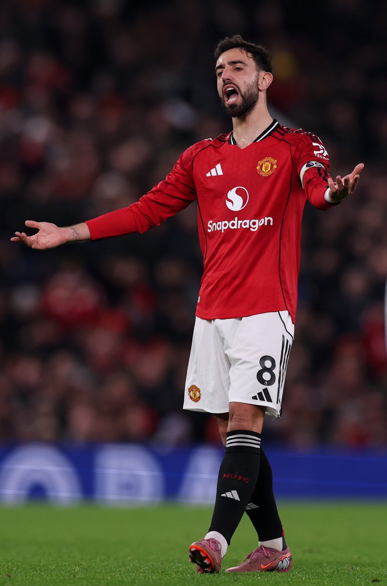 Manchester United have hit the woodwork more times than any other Premier League side this season (15). 🚨

Bruno Fernandes alone has hit it 5 times, more than any other player. 👀

#MUFC