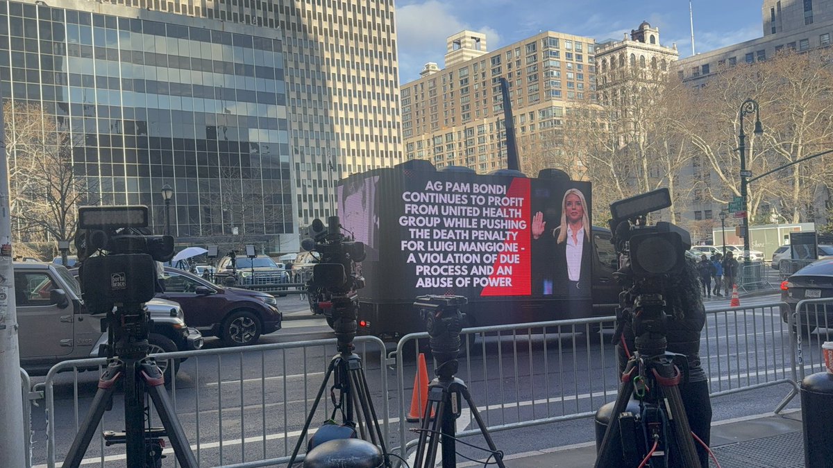 More photos outside of 40 Foley Sq for Luigi Mangione. <a href="/LAmag/">Los Angeles Magazine</a>