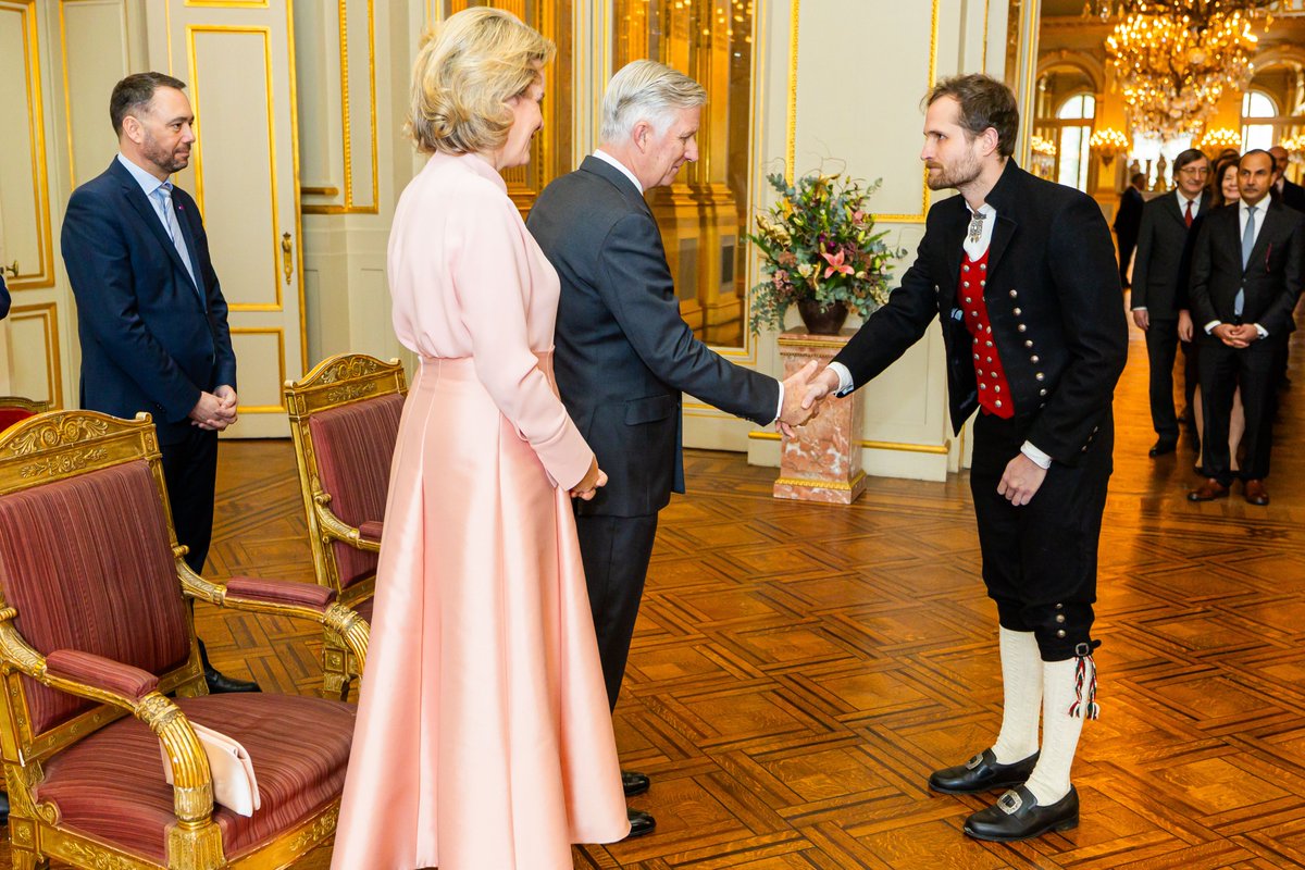 MonarchieBe's tweet image. La nouvelle année a été lancée au Palais royal ! 🎇
Le Roi et la Reine y ont reçu les chefs des missions diplomatiques accrédités en Belgique pour une réception. 🥂
