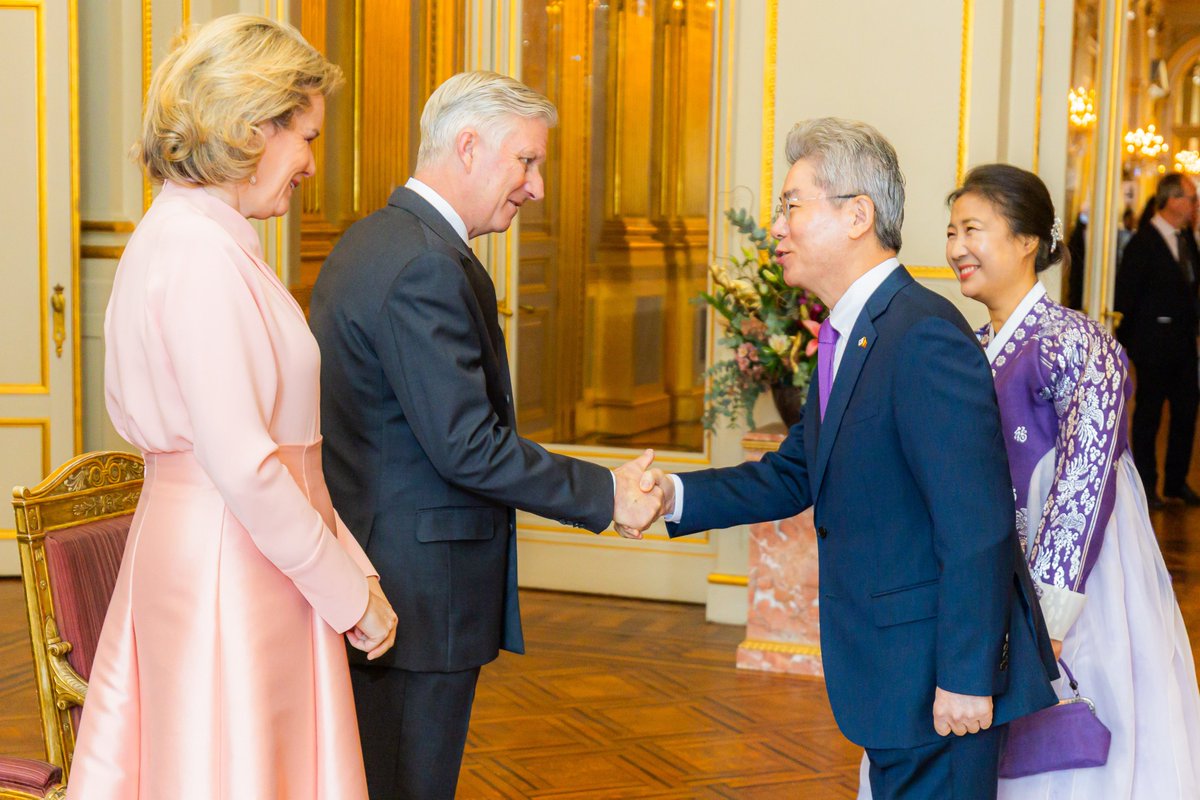 MonarchieBe's tweet image. La nouvelle année a été lancée au Palais royal ! 🎇
Le Roi et la Reine y ont reçu les chefs des missions diplomatiques accrédités en Belgique pour une réception. 🥂