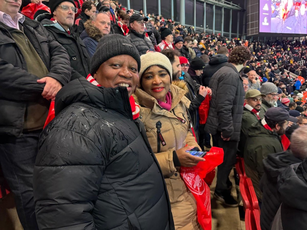My wife and I had an awesome experience last night in London. Had the time to watch Arsenal and Liverpool live at Emirates Stadium. Though the weather was brutal, but survived and had lots of fun.