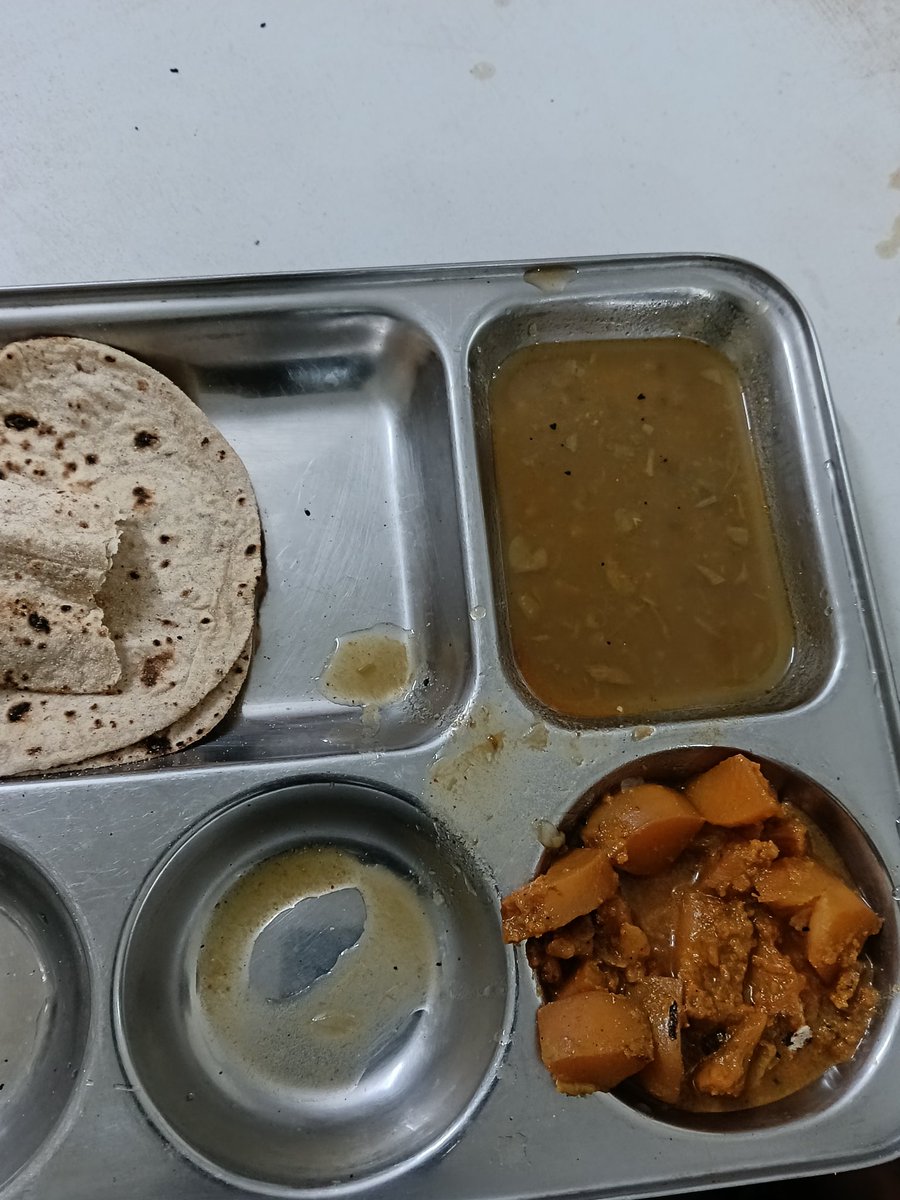 RAVISHMEENAMEEN's tweet photo. ये अन्न पूर्णा रसोई का खाना है बहरोड़ अलवर में 
दाल में पानी पानी है रोटी सूखी है और दूसरी सब्जी में से बदबू आ रही है 
तो मेरा भजन लाल जी से निवेदन है 
देखो ये क्या हो रहा है इतना फर्जी बाड़ा हो रहा है । https://t.co/303ERis1RQ