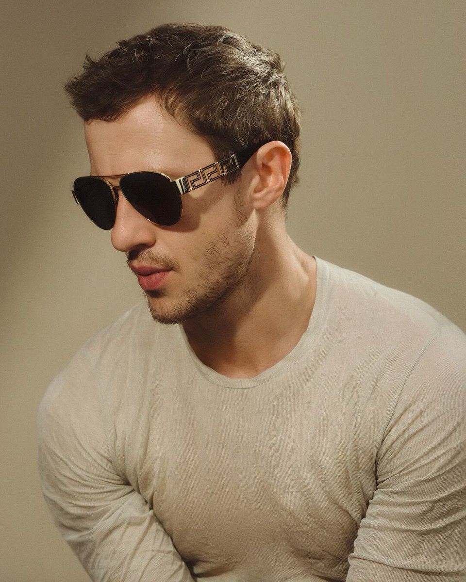 jqheadquarters's tweet image. 🔴 new promotional image of joseph quinn for the versace greca eyewear campaign!🤎

📸: blommersschumm