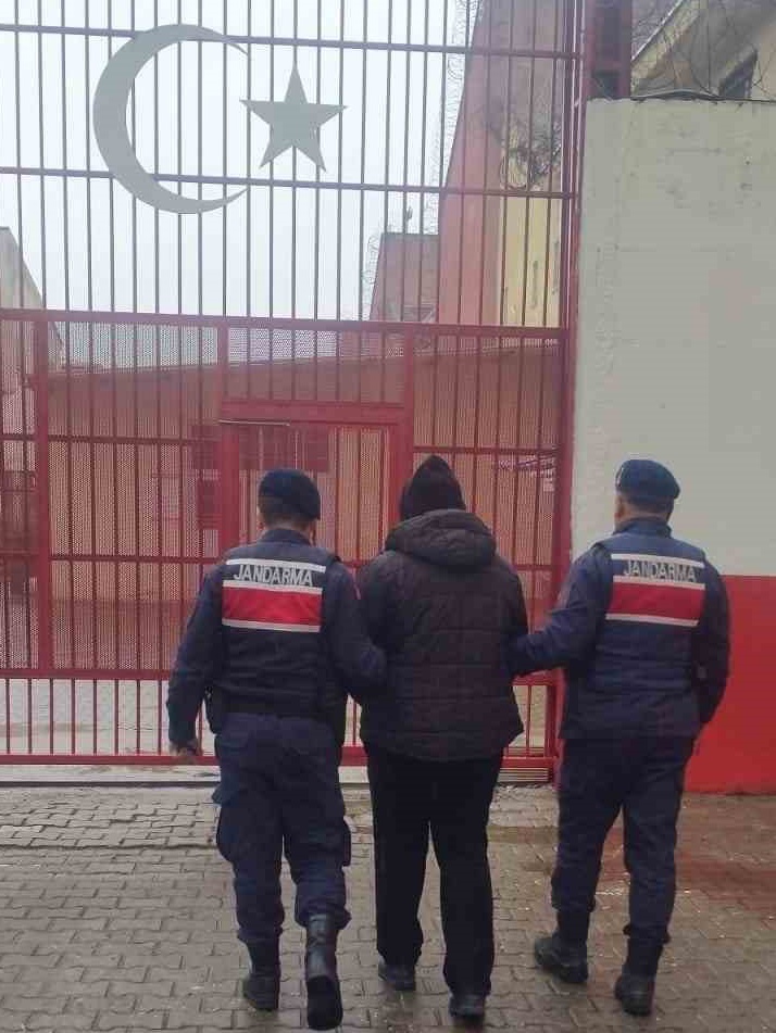 Bugün Aydın’ın Efeler ilçesinde 71 yaşındaki esnaf İ.G., 6 yıl 10 ceza onaylandığı için tutuklandı. Altı ay içinde 72 yaşındaki İbrahim Güngör Menemen R Tipi'nde, 71 yaşındaki Hüseyin Parlak amca da Alaşehir M Tipi'nde öldü. Suçları KHK'lı olmaktı. Umarım bu amcanın başına bir