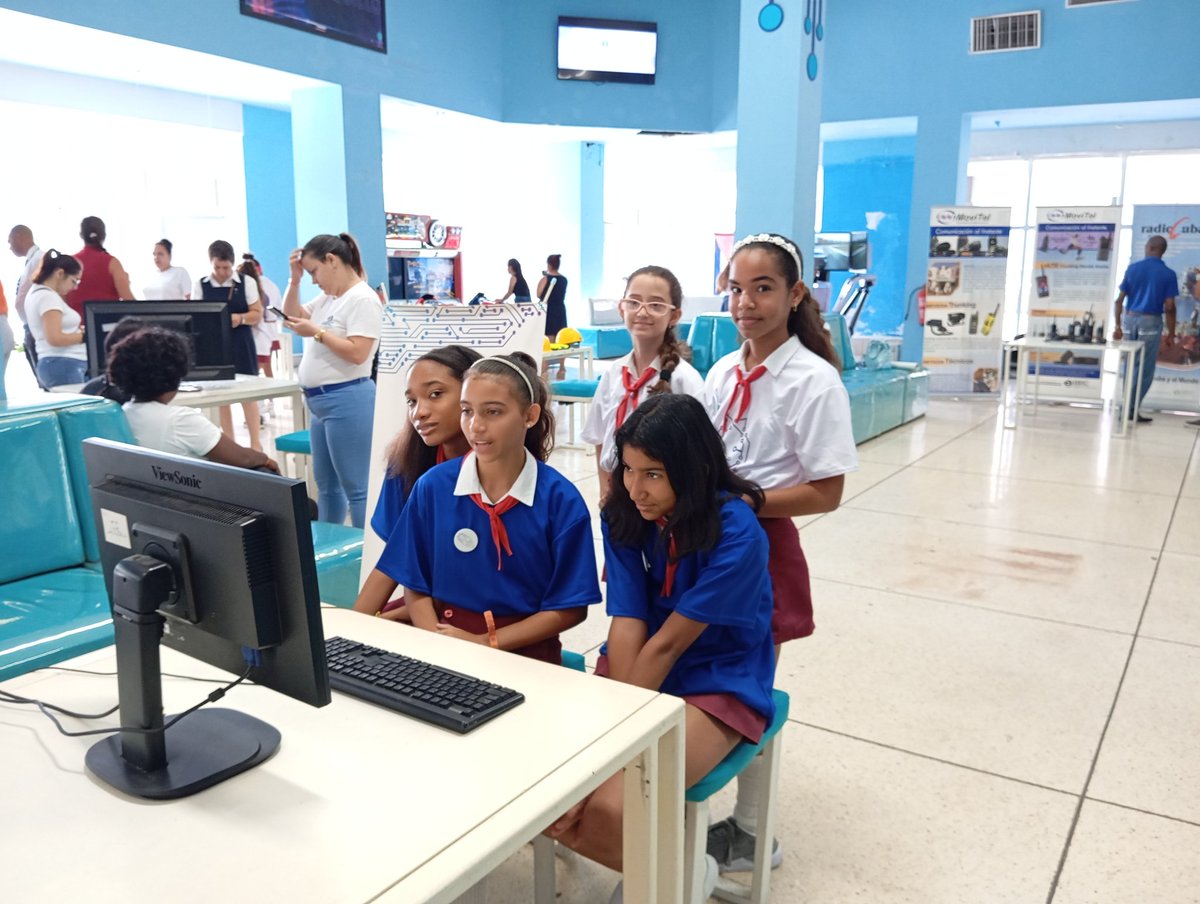 "Las niñas tienen el poder de transformar el futuro digital. En #JovenClub celebramos su talento y creatividad en las TIC."  

"Cada niña que se acerca a la tecnología abre una puerta hacia la innovación y la inclusión."  

#EducaciónTecnológica