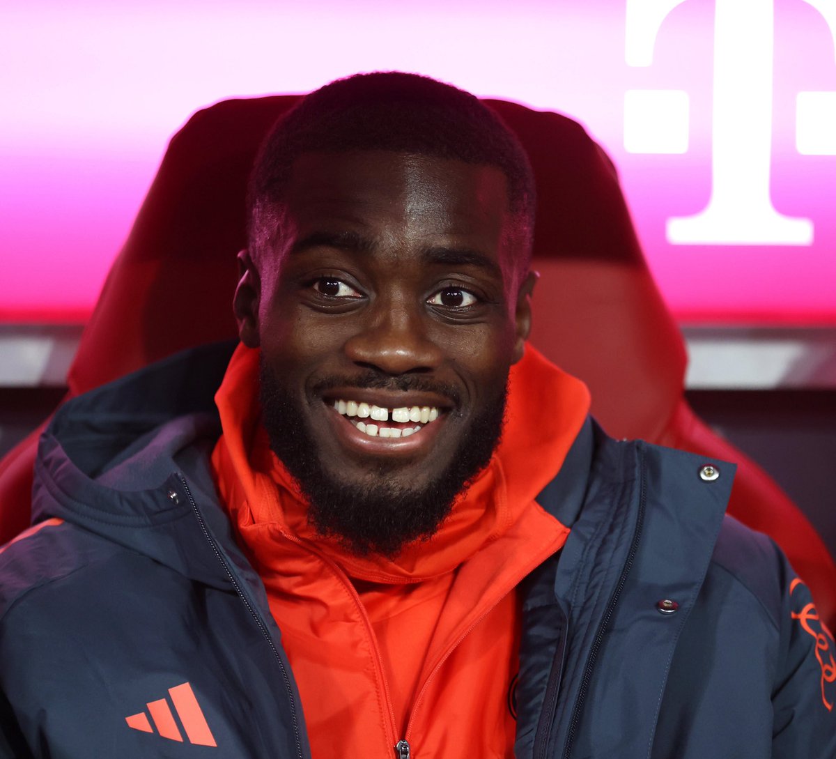 _BeFootball's tweet image. 🚨🚨 𝗨𝗣𝗔𝗠𝗘𝗖𝗔𝗡𝗢 🇫🇷 𝗩𝗔 𝗧𝗢𝗨𝗖𝗛𝗘𝗥 𝟮𝟬 𝗠€ 𝗣𝗔𝗥 𝗔𝗡 𝗘𝗡 𝗣𝗥𝗢𝗟𝗢𝗡𝗚𝗘𝗔𝗡𝗧 𝗔𝗨 𝗕𝗔𝗬𝗘𝗥𝗡… + 𝗨𝗡𝗘 𝗣𝗥𝗜𝗠𝗘 𝗔̀ 𝗟𝗔 𝗦𝗜𝗚𝗡𝗔𝗧𝗨𝗥𝗘 𝗗𝗘 𝟮𝟬 𝗠€ !!! 😱😱

Seuls Harry Kane 🏴󠁧󠁢󠁥󠁮󠁧󠁿, Joshua Kimmich 🇩🇪 et Jamal Musiala 🇩🇪 toucheront plus qu’Upamecano au…