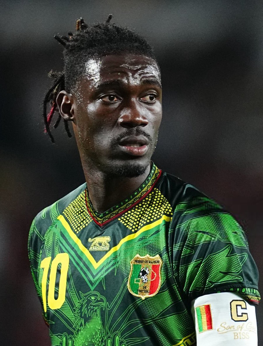 TheHateCentral's tweet image. Yves Bissouma vs Senegal in AFCON KO:

0 Key Passes
0/2 Long Balls 
0 Dribbles
100% Has An Album Otw
1 Red Card

STOP SAGGING BRO, WE CAN SEE YOU’RE ASS FROM YOUR PLAY 🙏🙏🙏