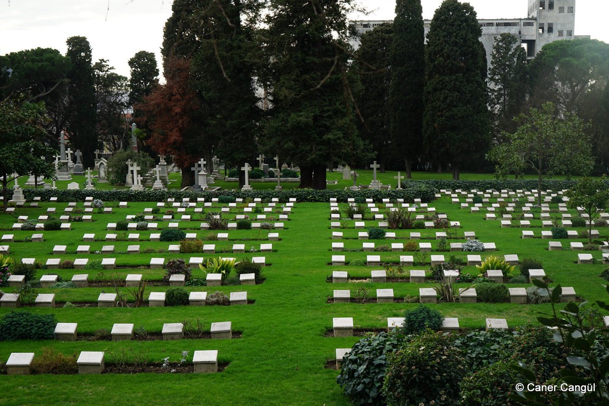 Müslüman Türk mezarlıkları köpek barınağına dönmüşken Haydarpaşa İngiliz Mezarlığı'nda tek köpek yok! Senin ülkende senin mezarlarına başıboş köpekler s.çıyor. Ülkeyi düşman işgal etse o da böyle yapardı. <a href="/ibbmezarliklar/">İBB Mezarlıklar Daire Başkanlığı</a> <a href="/TC_istanbul/">TC İstanbul Valiliği</a>