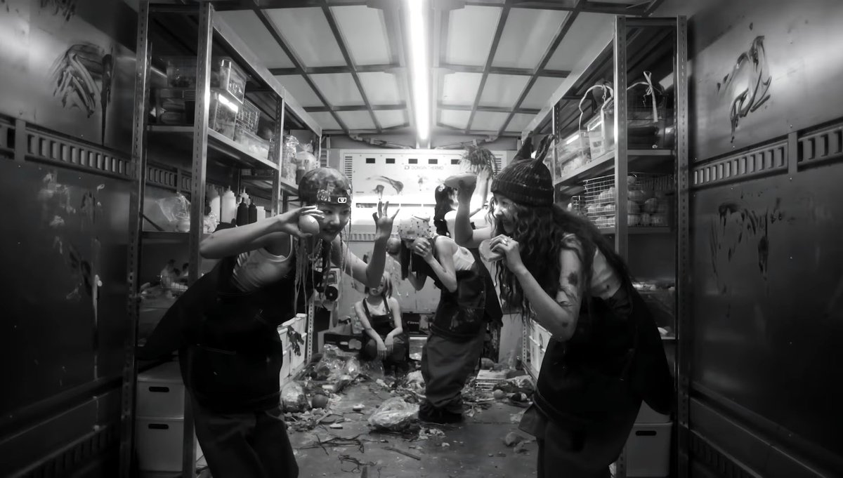 luv4doeun's tweet image. some of the black&amp;amp;white screenshots, if anyone wants them #YOUNGPOSSE #LOSEYOURSHXT