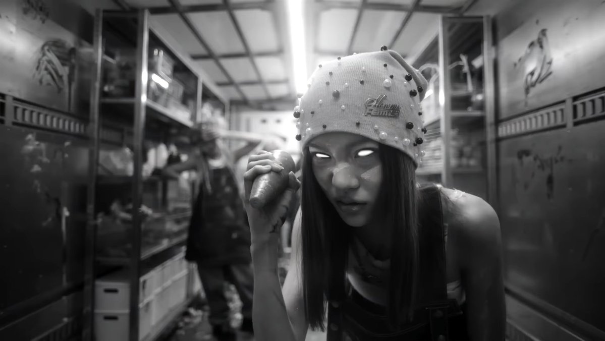 luv4doeun's tweet image. some of the black&amp;amp;white screenshots, if anyone wants them #YOUNGPOSSE #LOSEYOURSHXT