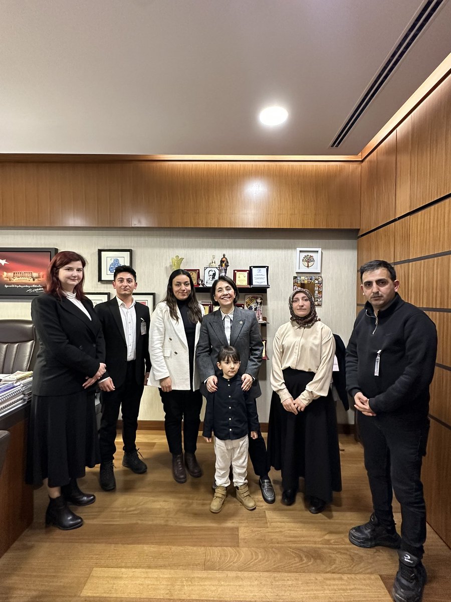 Bugün, Sağlık Yönetimi mezunu genç arkadaşlarım ziyaretime geldiler. Birçok sağlık meslek grubunda olduğu gibi, görev tanımlarının olmaması, en temel sorunları. 
Meslek gruplarının görev tanımlarının yapılmaması, Sağlık Bakanlığı’na, herkesi her konumda çalıştırabilme konforu