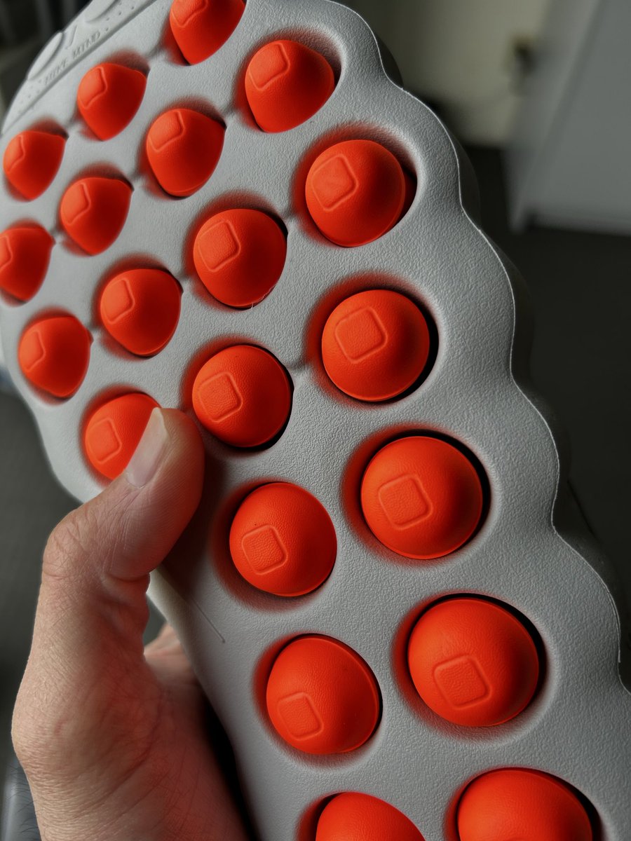 A very new feel in the Nike Mind 002. The pressure points are very responsive to the slightest pressure.