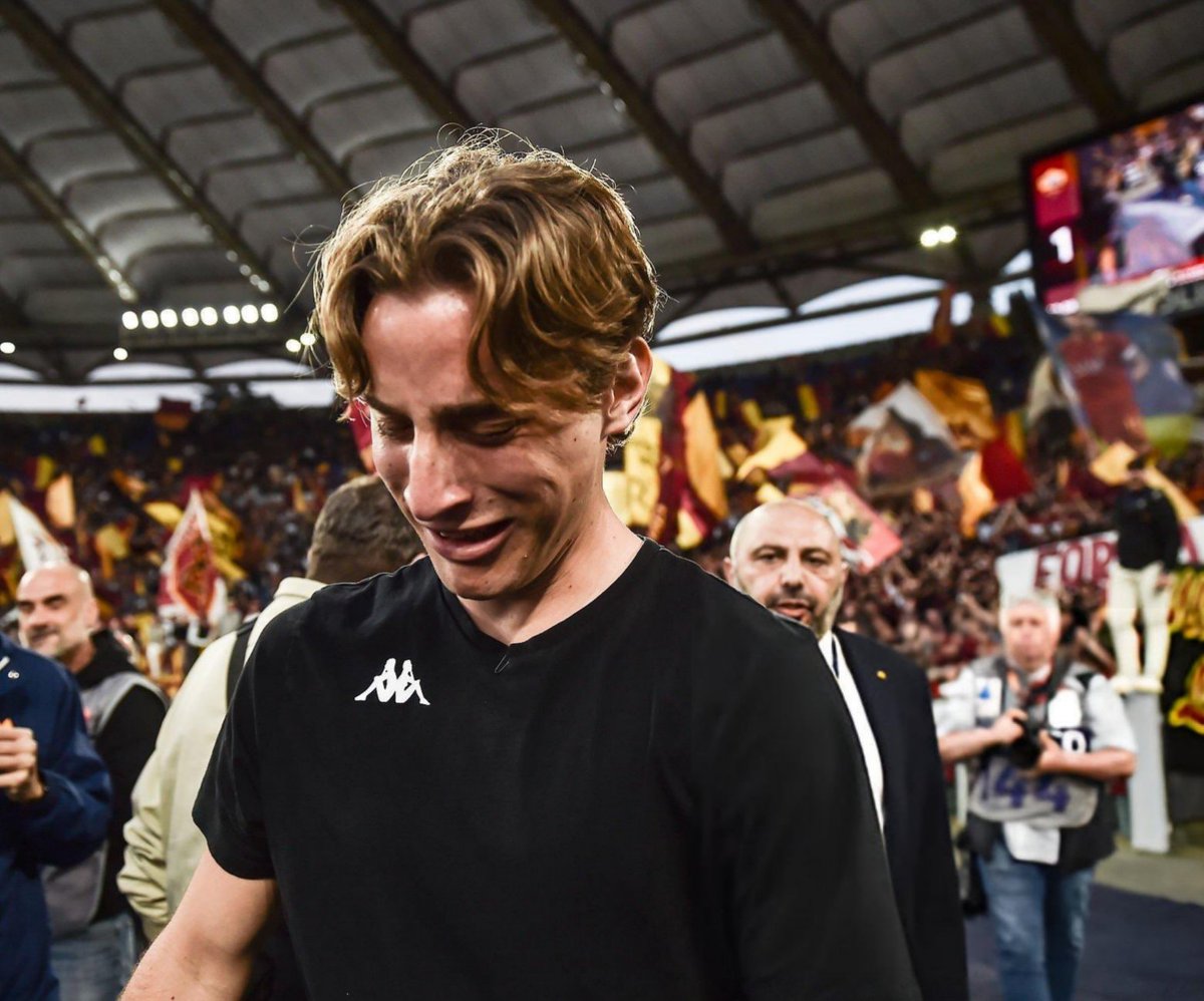 angelomangiante's tweet photo. La cosa più bella è sapere che tornerà a giocare a calcio. Premier, Watford e ovunque andrà la certezza di fare sempre e ovunque il tifo per lui. Ragazzo d'oro, straordinario in campo e fuori. Forza sempre Edo 💪 https://t.co/HE3cZhwCHn