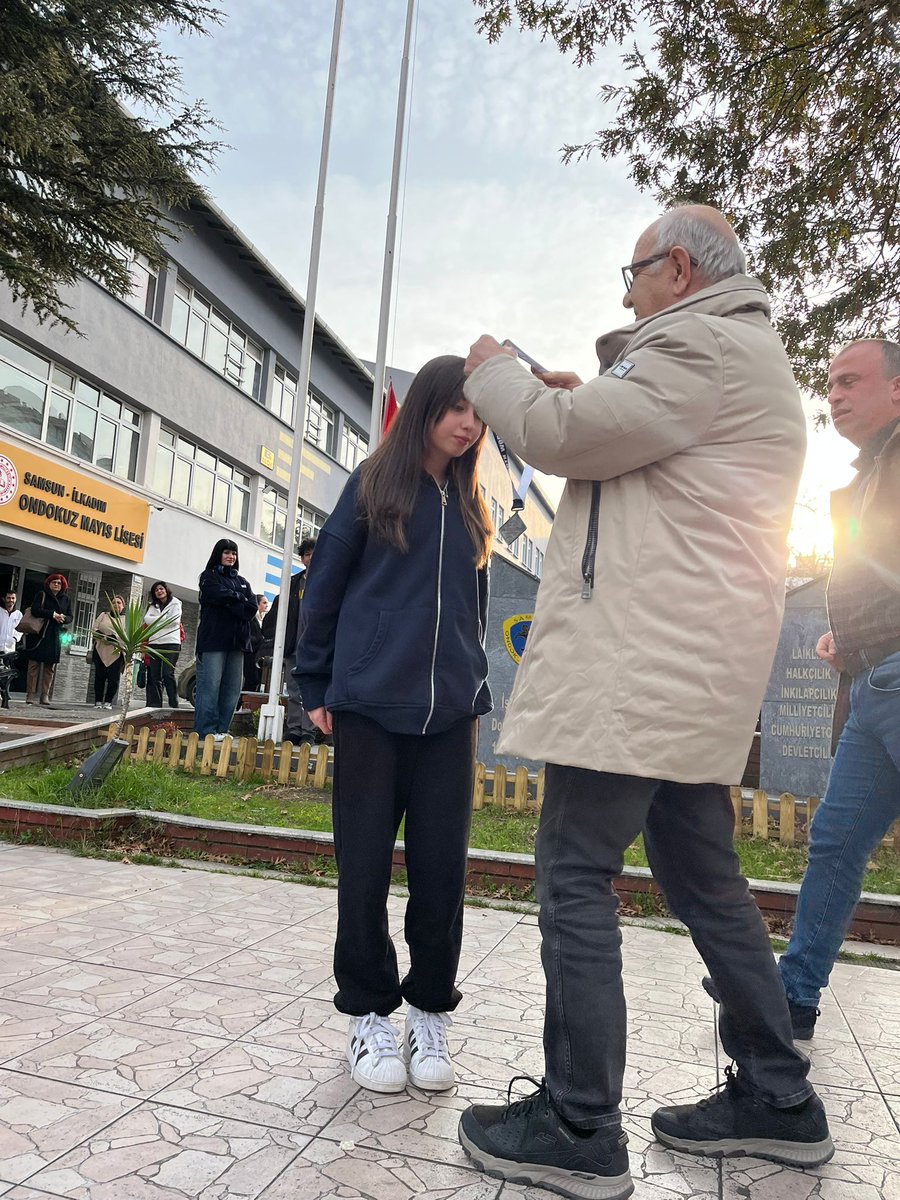 Okul müdürümüz Ahmet Gözdemir bireysel spor dallarında dereceye giren öğrencilere madalyalarını törende takdim etti.