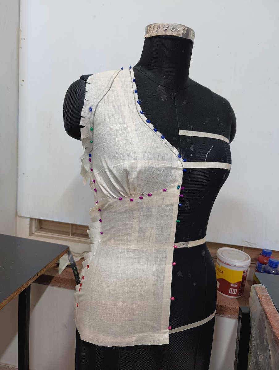 ArishaOishy's tweet photo. #draping #DRAPLINE #Pattern #patterndesign #FashionGoals #fashionstyle #FashionDeals #designer #designtutorials #bodysuits #dressup #clothes #fabric #front #back #DIY #art #artwork #artist #draw #drawing #Creators #basicfit #Creative #work #basic #pinupart #Tuesday #tops https://t.co/X7CN0SUUs1