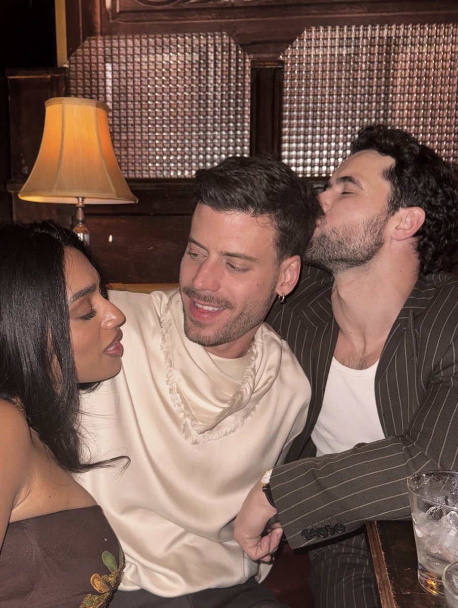 slashermaggie's tweet image. this is such a hot photo it’s insane