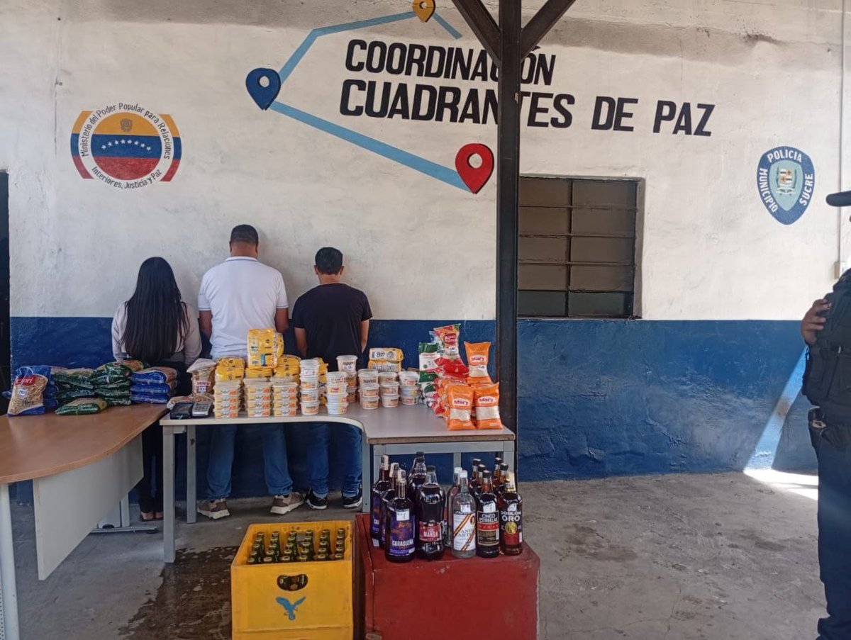 PolisucreOficia's tweet photo. #9Enero2026 En cumplimiento de nuestro deber de servir y proteger a la ciudadanía y en resguardo de la paz y la tranquilidad, nuestro personal policial ha realizado una serie de procedimientos enérgicos contra el sobreprecio de productos. https://t.co/Z6rQqcPD8f