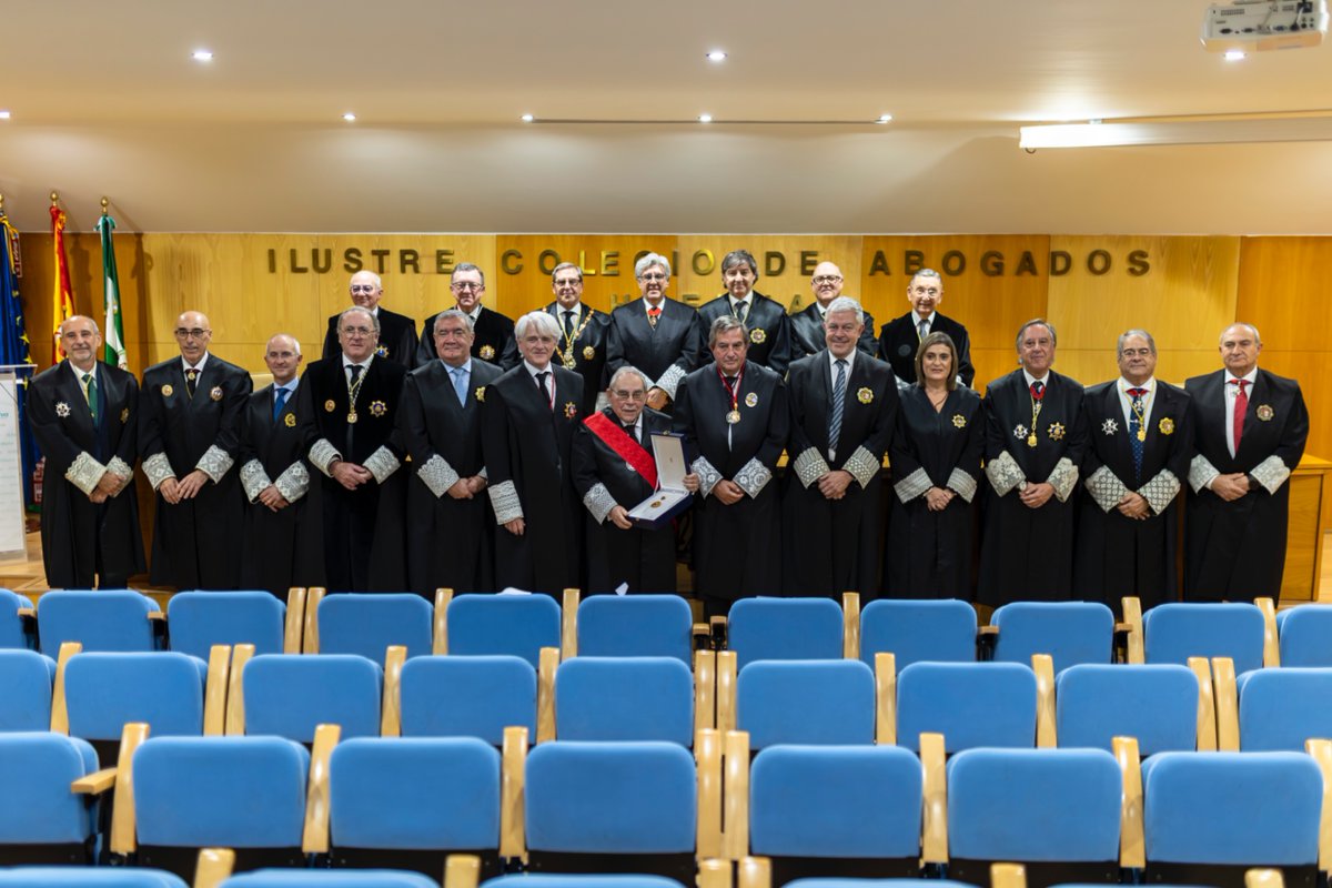 🏅#ICAHUELVA ha vuelto a escribir una página importante de su historia.

🔝El abogado onubense, y decano emérito, Fernando Vergel Araújo ha recibido hoy la máxima distinción que otorga <a href="/Abogacia_es/">Abogacía Española</a>,  de manos de su presidente, Salvador González. 

✅FELICIDADES, FERNANDO ‼