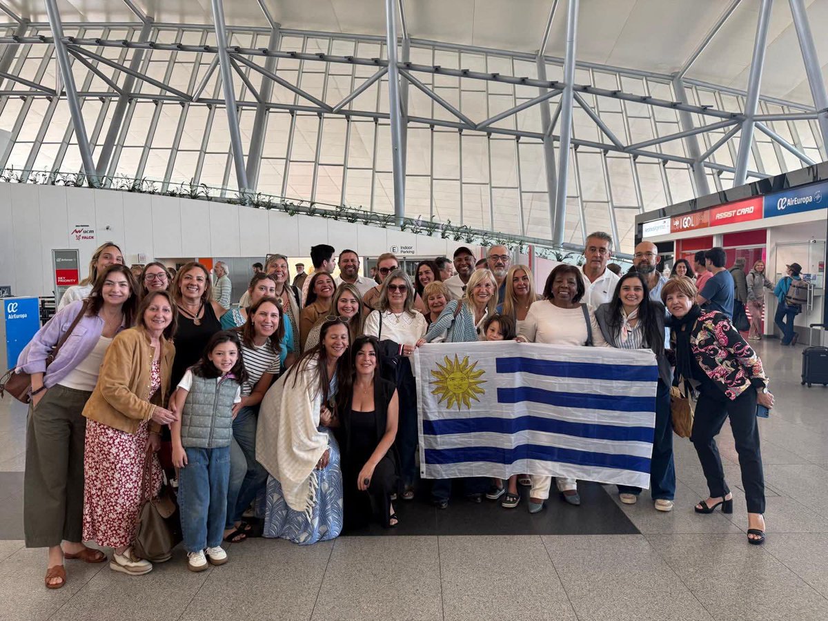 En el aeropuerto acompañamos a nuestra querida amiga Beatriz Argimón,que asumirá como Embajadora de Uruguay ante la Unesco. Más que merecido reconocimiento a una de las más destacadas dirigentes políticas de nuestro país,trabajadora incansable por una sociedad diversa e inclusiva