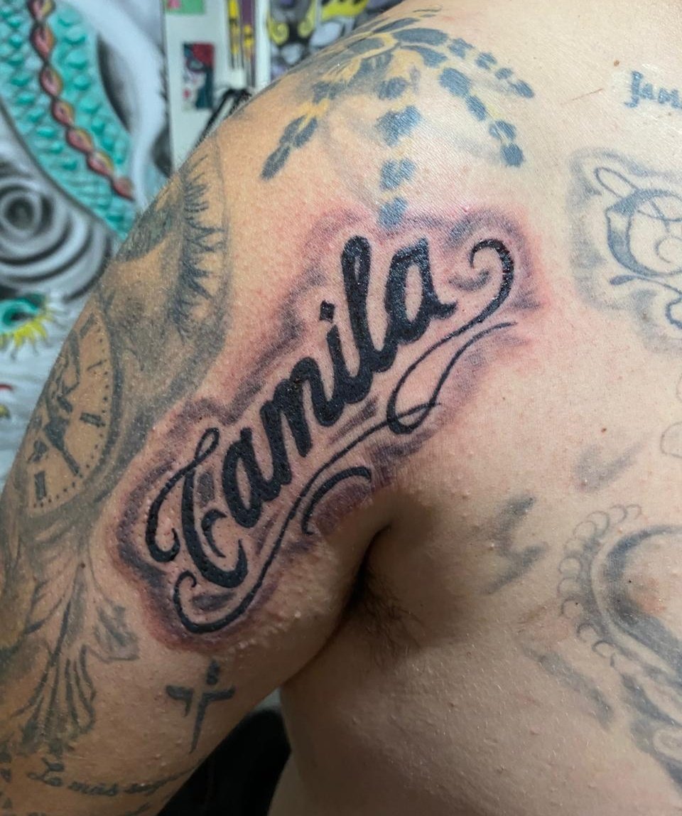 Que lo tengo cansado, que soy una tóxica, insoportable y mucho más, ha pero el señor se tatuó otra vez mi nombre y más grande jaja♥️