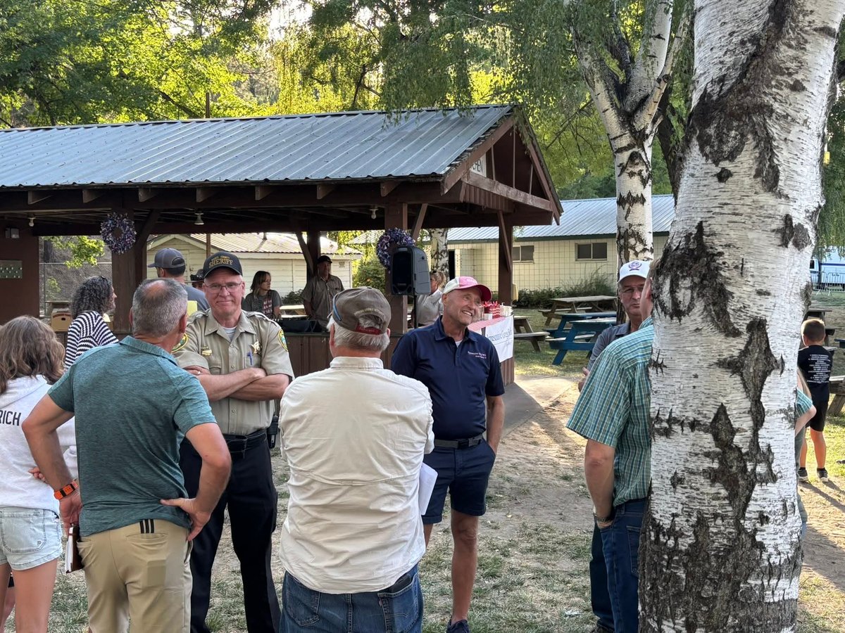 RepGregSmith's tweet image. On National Law Enforcement Appreciation Day, we recognize and thank the men and women in law enforcement who show up every day to protect our families and communities. Oregon is safer because of your service. #gregsmith #Police #Thankful