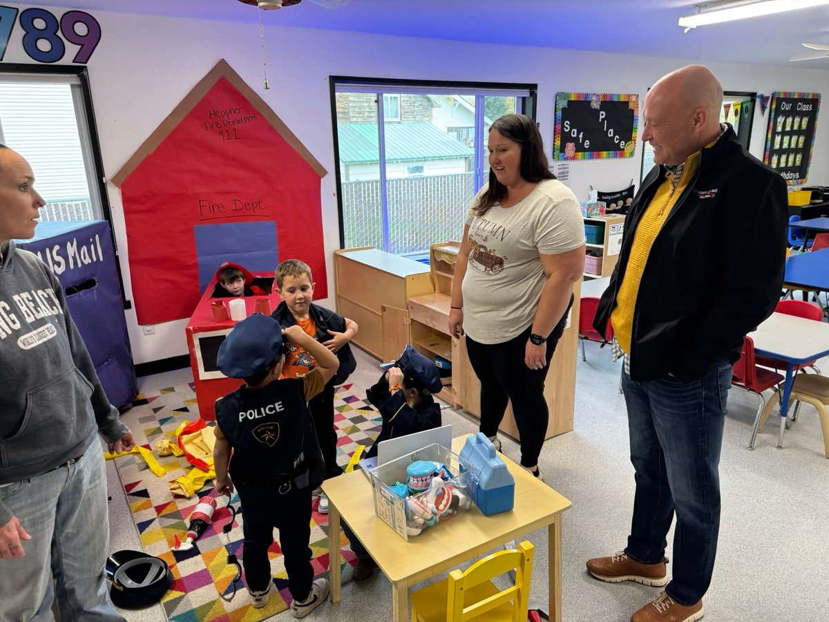 RepGregSmith's tweet image. On National Law Enforcement Appreciation Day, we recognize and thank the men and women in law enforcement who show up every day to protect our families and communities. Oregon is safer because of your service. #gregsmith #Police #Thankful