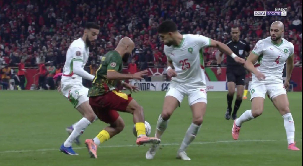Algeria_FC's tweet image. In what world is that not a penalty for Cameroon ? 😂

There’s no point of playing this #AFCON2025 if CAF is just going to hand the title to Morocco