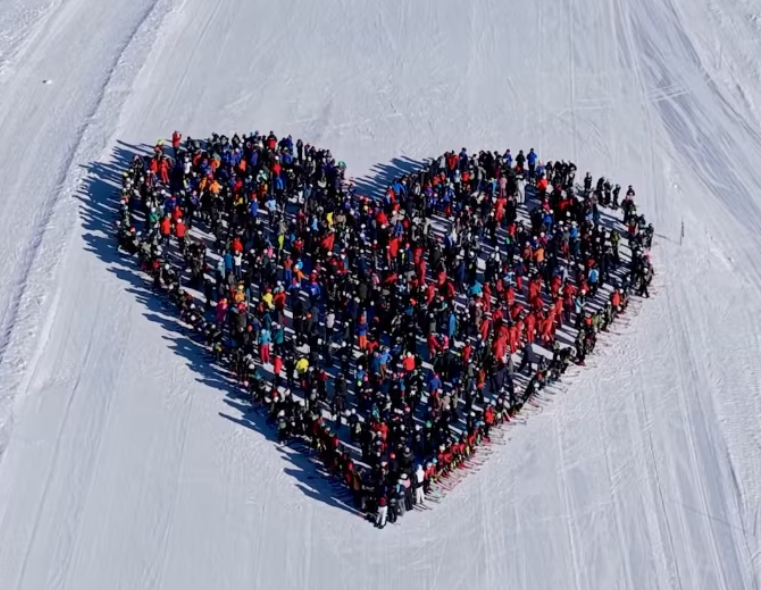 evasurga's tweet image. HEARTFELT SUPPORT

On New Year's Eve, a fire broke out at a bar popular with Swiss youth in the Swiss ski resort of Crans-Montana, killing 40 and severely injuring 119. Last Monday, a moving tribute was held, with winter sports enthusiasts forming a life-size heart on the slopes.