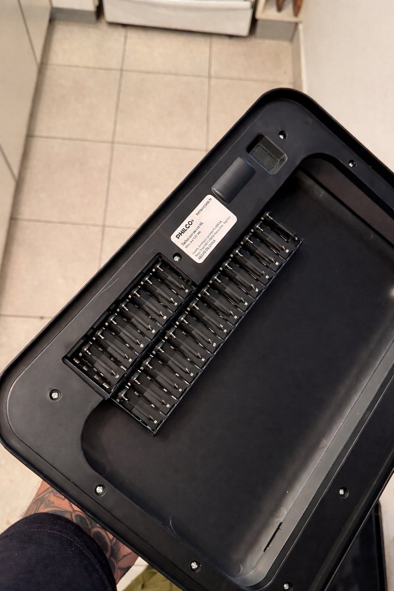 La china compró un tacho de estos que se abre cuando le pasas la mano, vino con guantes pero no me incluyo las 257 pilas AA