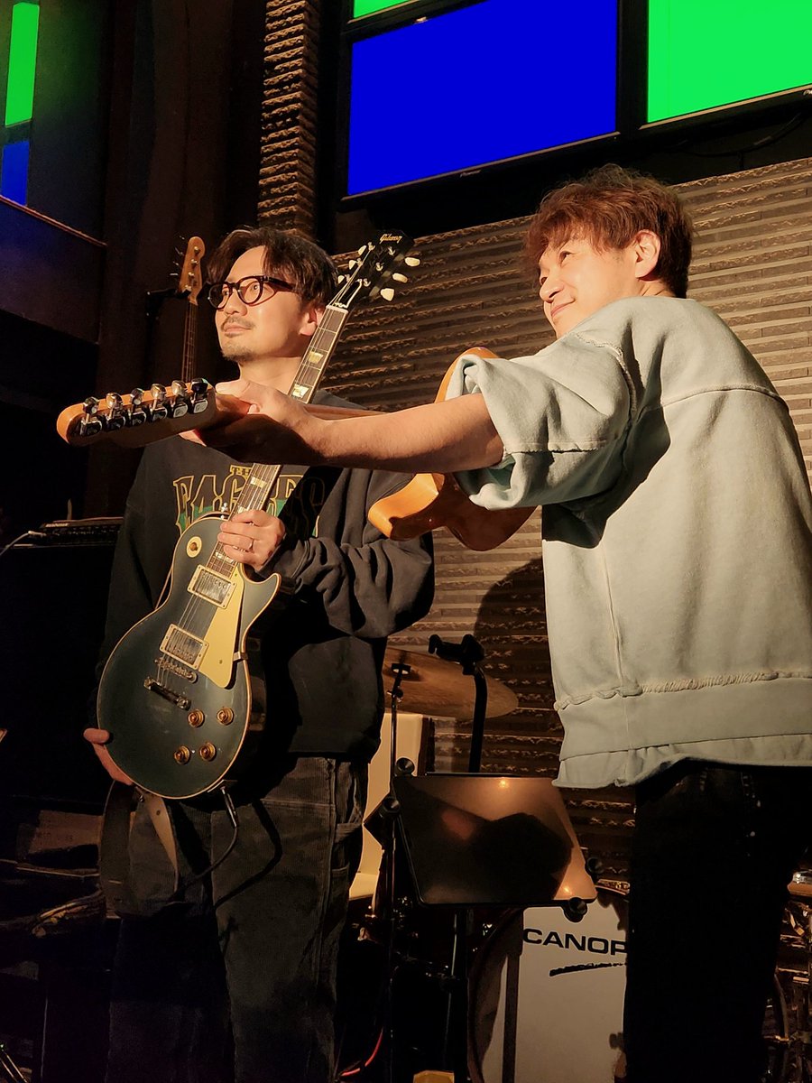 joH7yMx6T18116's tweet image. 2oz LIVE@赤坂crawfish🌃おふたりの化学反応と時折漂うSweet♡な時間にただただ身をあずけて最高に楽しい夜！(佐々木さんの旬ネタもエスプリ効いたステキな演奏に昇華され…)アンコの最高まで贅沢な新春スペシャルLIVEでした🎸🎸
#2oz #佐々木秀尚 #有賀教平