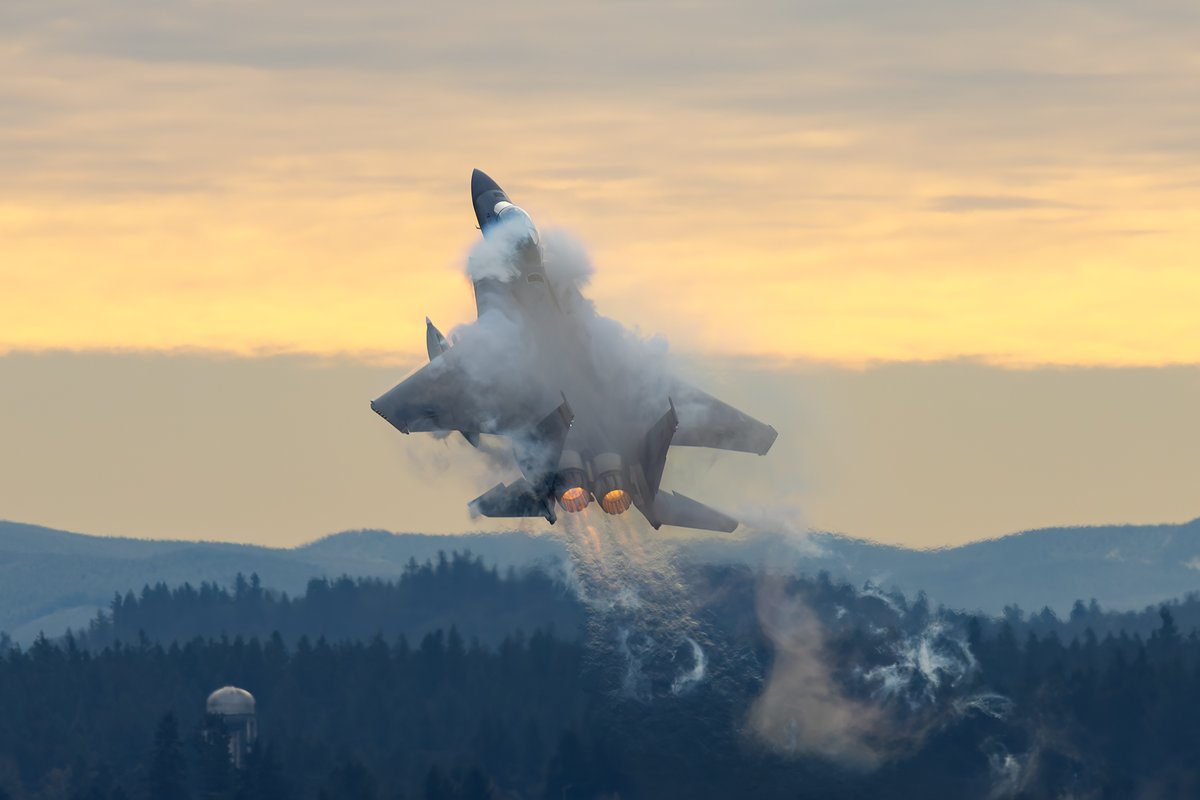 Sabian404's tweet image. RAMBO 2 F-15EX with some crazy vapor on takeoff out of PDX this morning
