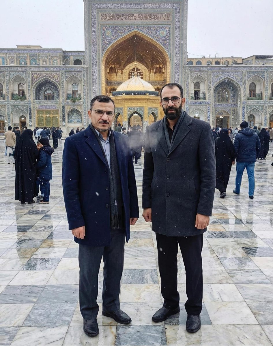 sfjkvc's tweet photo. من الجمهورية الإسلامية الإيرانية
الآن
أنا برفقة أخي الدكتور وسام عزيز.
أودّ أن أوضح أن الوضع الحالي في إيران مستقرّ تمامًا، ولا توجد مظاهرات واسعة كما تروّج بعض وسائل الإعلام. ما يُشاهد أحيانًا من تجمعات لا يتعدى بضع مئات من الأشخاص — لا يزيد عددهم عن خمسمائة — يخرجون لافتعال الفوضى، يحرقون بعض الصور لتصوير مقاطع إعلامية، ثم يتفرقون سريعًا.
في المقابل، هناك مظاهرات حاشدة بالملايين تؤيد النظام وتدعم الحكومة الشرعية. أما المقاطع التي تُنشر على الإنترنت فهي في أغلبها قديمة أو مجتزأة، وما يحدث حاليًا على الأرض لا يمثل إلا قِلّة مضلَّلة لا تأثير لها.
الحياة في إيران طبيعية تمامًا: التعليم مستمر، والمستشفيات تعمل بكفاءة، والدوائر الحكومية في أوج نشاطها، والشعب يسير في حياته اليومية بانسيابية وأمان. لا اضطرابات، ولا شغب، ولا انهيار كما يتوهم البعض.
إن الشعب الإيراني شعب مثقف وواعٍ، وحكومته قوية وراسخة، ولن تنال منها محاولات التضليل أو الرهان الفاشل على إسقاطها.
وأوجه رسالتي إلى كل من يحاول المزايدة على استقرار إيران أو ينتظر سقوطها:
أنتم واهمون، فـ إيران باقية، رغماً عن أنوف الحاقدين.