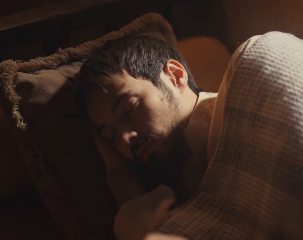 "Mutsuzluk uykusu diye bir şey var... bütün gün uyursun ama uykuda bile kalbin sancır... gece boyu dönüp durursun... sabah huzursuz şekilde uyanırsın ama uyanmakta istemezsin... bunu yalnızca hayatında hiçbir şey yolunda gitmeyenler bilir"