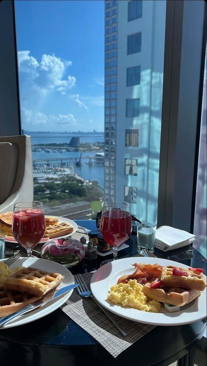 dad54's tweet image. Grateful for good food, better company, and this Miami morning skyline. 💫☀️🥰