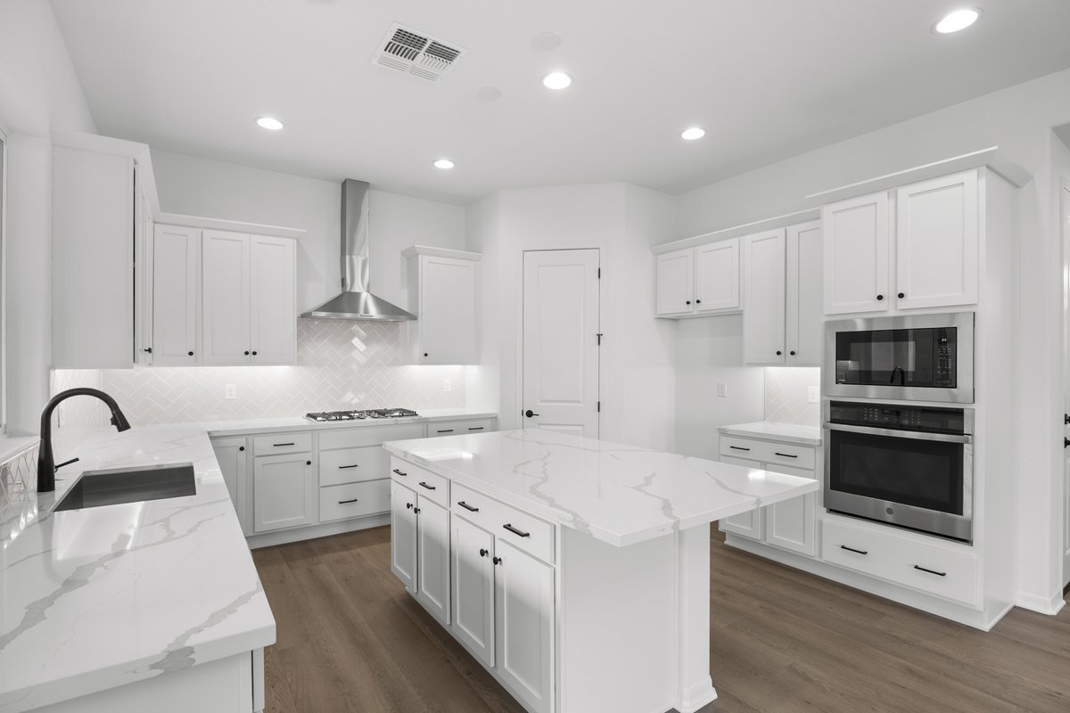 LiveUnionPark's tweet photo. Visit the Retreat Collection by Cachet Homes in Union Park at Norterra to tour classically styled, two-story quick move-in homes available now. These homes feature premium upgrades, spacious open-concept designs with 10-foot ceilings, and 3-car garages. https://t.co/ES640j8rMH https://t.co/rquT1vJq1l