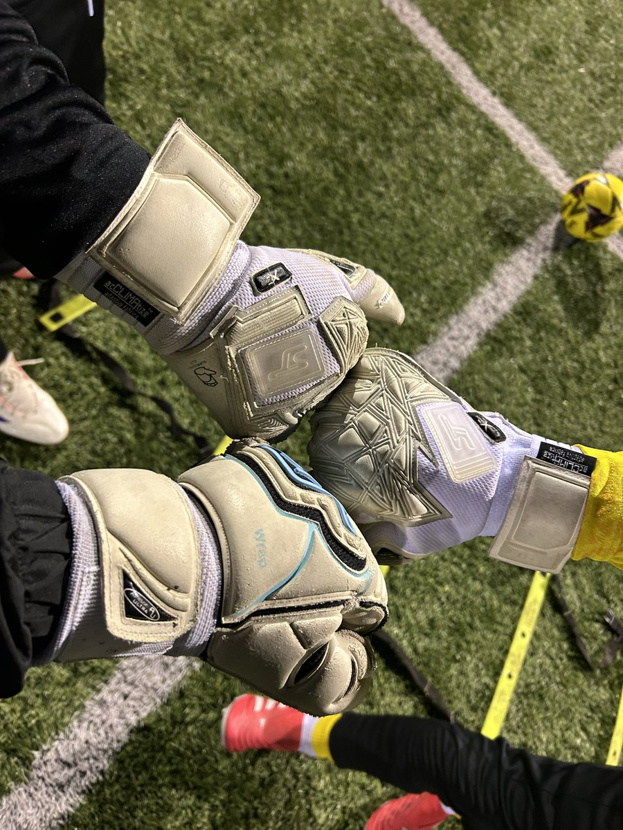Top work from the keepers in our elite session tonight at the Sells Centre of Excellence in #Woking 👏🧤