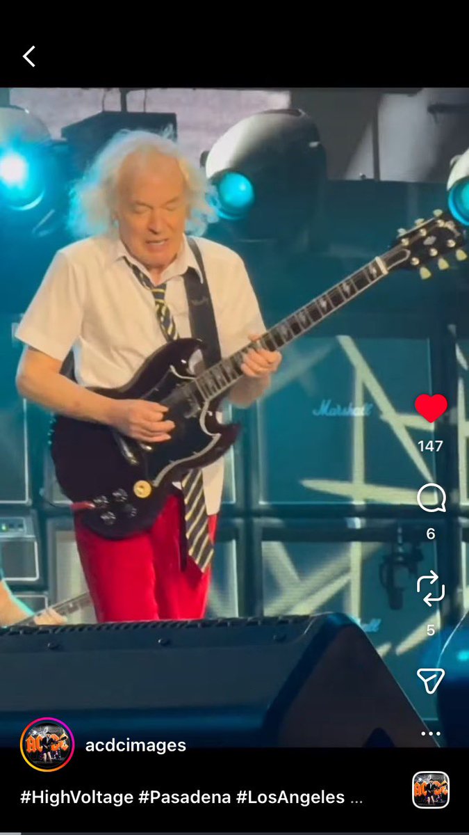 sunold_things's tweet image. 最近アンガスヤングが使用しているイナズマのSG⚡️
昔から使ってるSGとは違う…
ラージヘッドやクラウンインレイから80年代頃のものをラージピックガードにしたのか?…
ボリュートがあるのはネックが折れたのか？🤔
それはともかく、かっこいい‼️😊

#gibson #sg #angusyoung #acdc