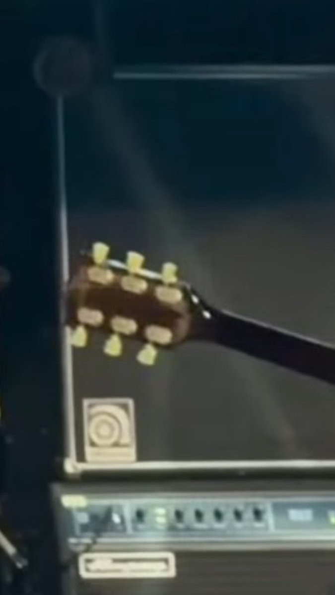 sunold_things's tweet image. 最近アンガスヤングが使用しているイナズマのSG⚡️
昔から使ってるSGとは違う…
ラージヘッドやクラウンインレイから80年代頃のものをラージピックガードにしたのか?…
ボリュートがあるのはネックが折れたのか？🤔
それはともかく、かっこいい‼️😊

#gibson #sg #angusyoung #acdc