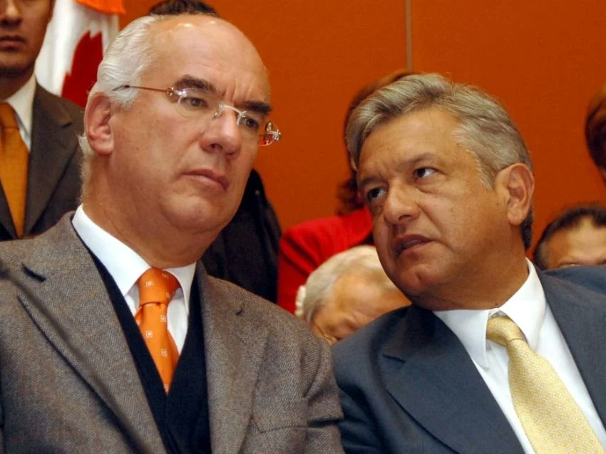 alitomorenoc's tweet image. A ver, pequeño imbécil @AlvarezMaynez. ¿De pronto te dieron ganas de hablar de democracia? Tú no estás para dar lecciones de nada. Movimiento Ciudadano guardó silencio mientras Morena destruía al país. Pactaron, simularon y ahora quieren lavarse la cara hablando de Venezuela.…